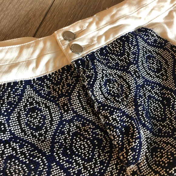 Bebe Embroidery Cuffed Shorts Double Button - Picture 3 of 6